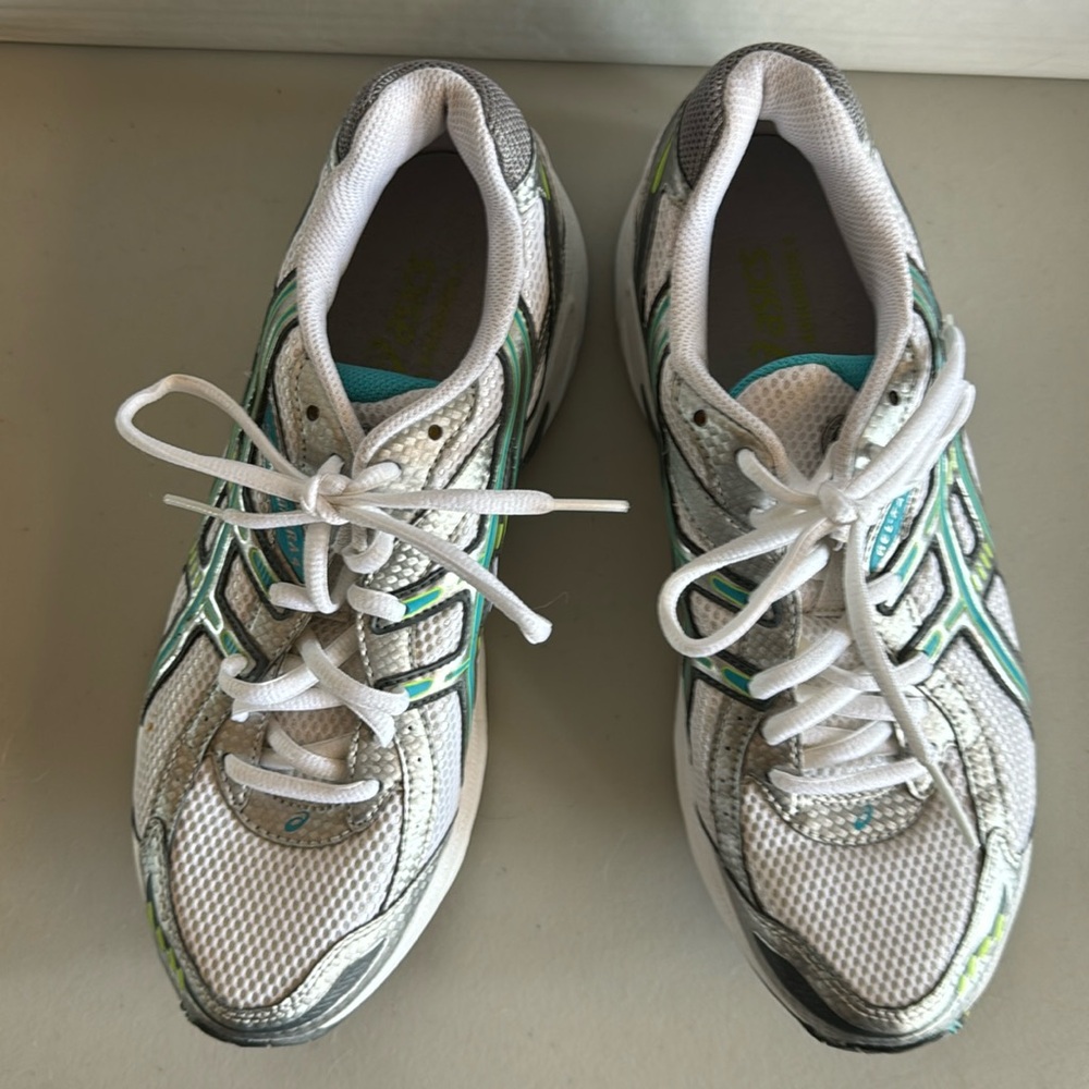 Athletic shoes